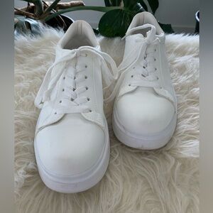 Women’s white sneakers size 6